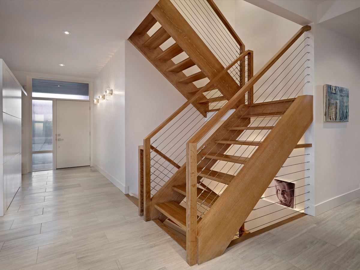 Лестница из деревянной конструкции и деревянными ступенями